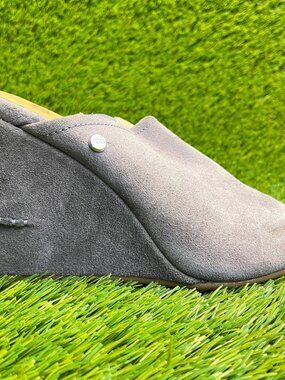 UGG Lively Womens Size 7 Gray Beach Classic Outdoor Suede Peep Toe Wedge Sandals